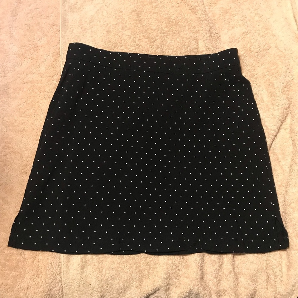 Medium Rafaella Comfort Women’s Black Skorts w/ Tiny White Polka Dots